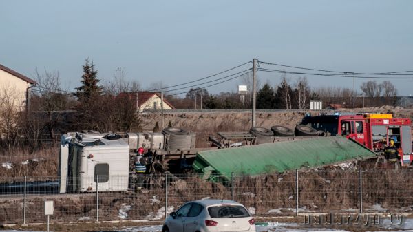 Utrudnienia w stronę Katowic. Przewróciła się ciężarówka ze śmieciami